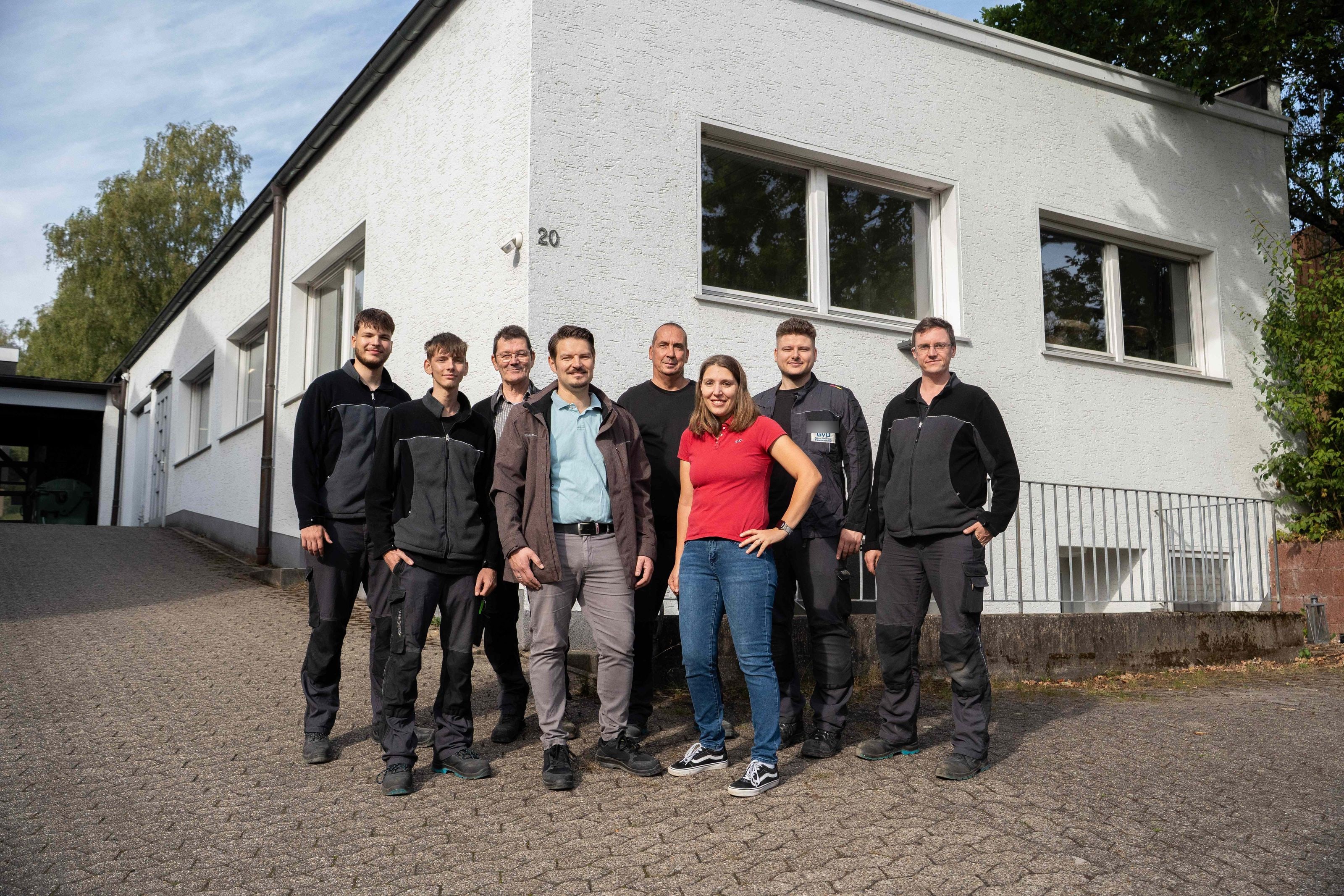 Das Team von GvD Elektro-, Steuerungs- und Datentechnik vor dem Firmensitz in Wetter an der Ruhr