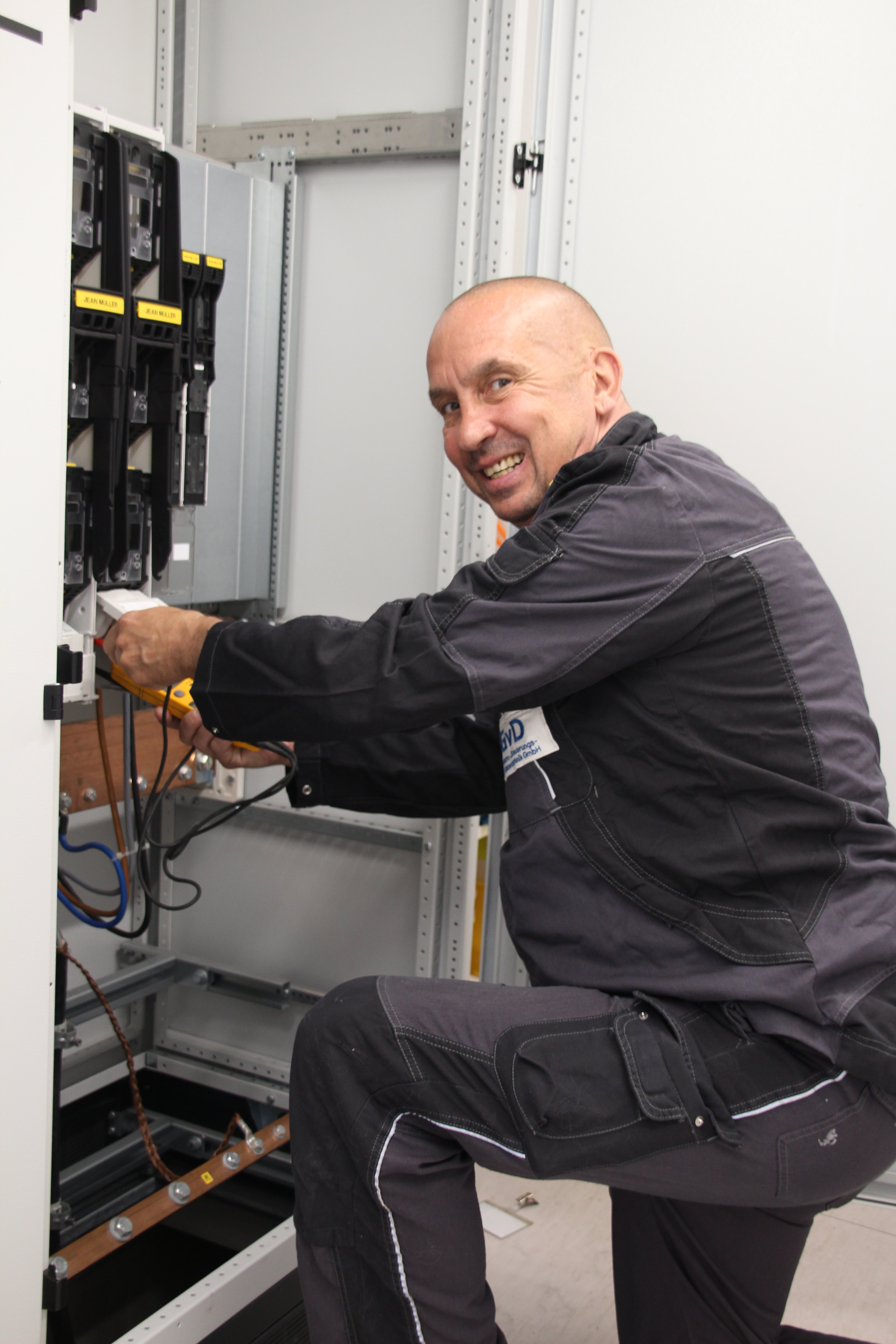 Elektroniker von GvD Elektro bei der Arbeit an einer Niederspannungs-Verteilung